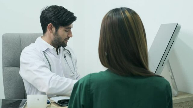 Doctors are discussing and advising patients to undergo cosmetic surgery in the clinic.