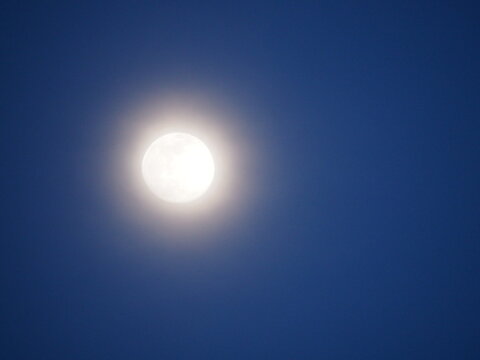 luna creciente de abril en noche clara de primavera, blanco, esférica 