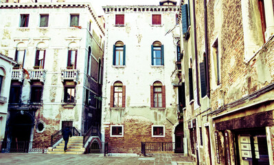 le finestre degli antichi palazzi del quartiere San Polo a Venezia