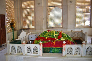 Grave of Hazrat Sayyed Zainul Abeddin at Mira Wali Baba Dargah, Pahad, Ahmednagar. - obrazy, fototapety, plakaty