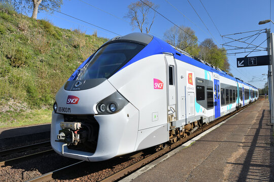 Passage d'un train intercités dans une gare sur la ligne Paris-Rouen-Le Havre. Région Normandie