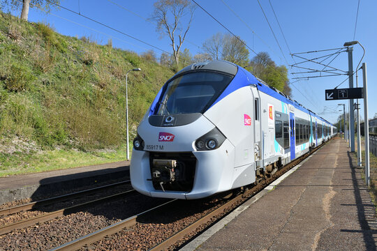 Passage d'un train intercit&eacute;s dans une gare sur la ligne Paris-Rouen-Le Havre. R&eacute;gion Normandie