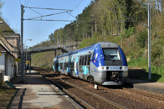 Halte d'un Ter dans une gare sur la ligne Paris-Rouen-Le Havre. R&eacute;gion Normandie