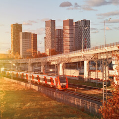 Obraz premium Modern high-speed train transports passengers against the background of city buildings