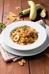 Piatto di deliziose farfalle con zucchine e gamberi, Cucina Italiana 