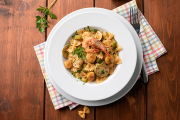 Piatto di deliziose farfalle con zucchine e gamberi, Cucina Italiana 