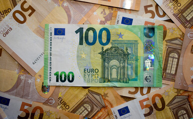 100 euro banknotes