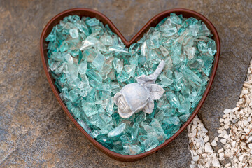 kleine weiße Rose im Herz aus blauem Glas als Grabschmuck