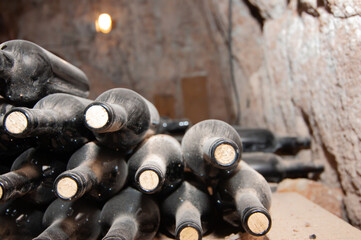 Elaboración de vino en cuevas