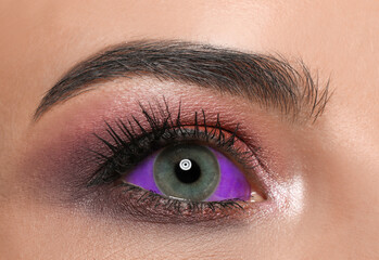 Obraz premium Closeup view of woman with eyeball tattoo