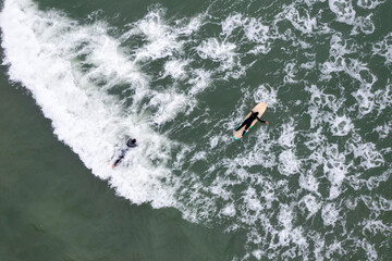 surfista sobre una tabla con el mar agitado