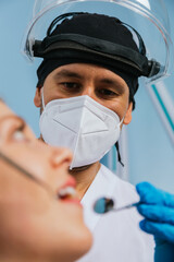 Obraz na płótnie Canvas Dentist checking a patient's teeth.