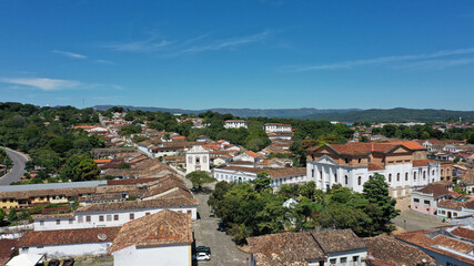 Obraz premium Panoramic view of the historical city of Cidade de Goias with cobblestone streets and colorful colonial houses. Goias, Brazil 