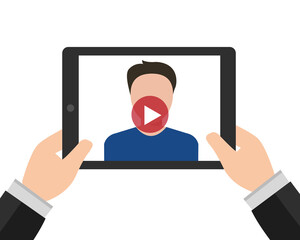 homme regardant une série sur sa tablette