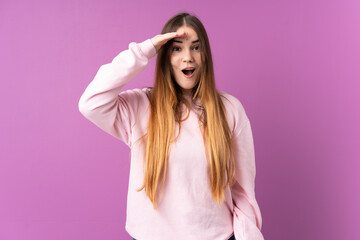 Naklejka premium Young caucasian woman isolated on purple background has realized something and intending the solution