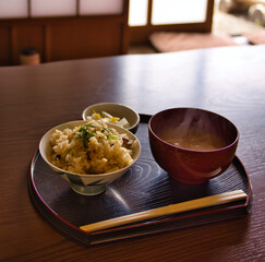 和室で食べる和食　炊き込みご飯と味噌汁