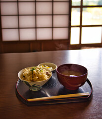 和室で食べる和食　炊き込みご飯と味噌汁