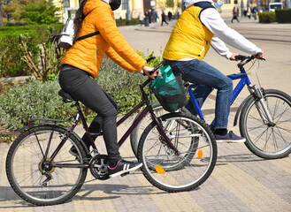 Obraz premium Riding bicycles on the city street