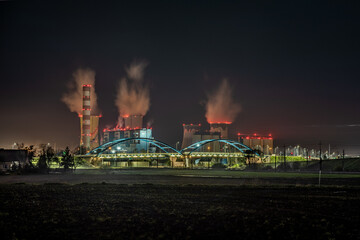 elektrownia węglowa w nocy