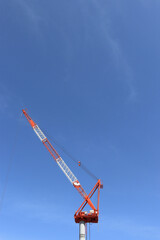 日本の建設現場のクレーンと青空
