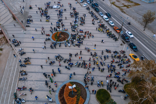 A column of bikers drove through the city and opened the motorcycle season. Drone photos