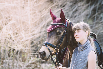 Obraz premium Mädchen mit Pferd/Pony