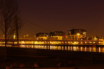 Langzeitbelichtung bei Nacht mit Blick auf die Kranhäuser und den Rhein in Köln (Deutschland)