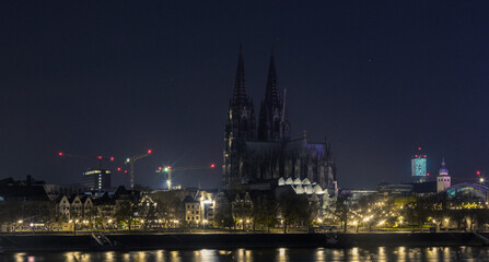 Fototapeta na wymiar Blick auf den Kölner Dom (Deutschland) mit dem Rhein im Vordergrund in schwarz-weiß