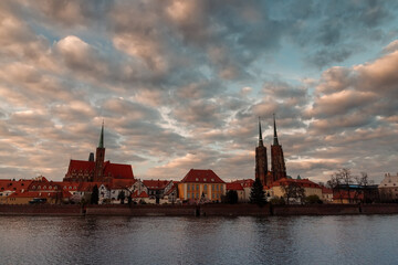 Fototapeta na wymiar evening view of the Odra River and Tumski Island in the city of Wroclaw in Poland