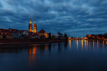 Naklejka premium evening view of the Odra River and Tumski Island in the city of Wroclaw in Poland