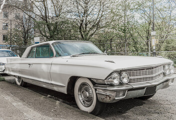 Precioso y antiguo coche clásico de color blanco procedente de Estados Unidos