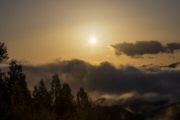 春の山の朝焼けと雲海