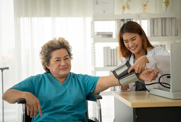 Obraz premium Female doctors perform disease tests and provide medical advice to senior patients that treatment.