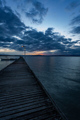 Obraz premium cais no litoral de pirajubae em Florianópolis Santa Catarina, uma fazenda ribeirinha e pesqueira que fala muito sobre este lugar.