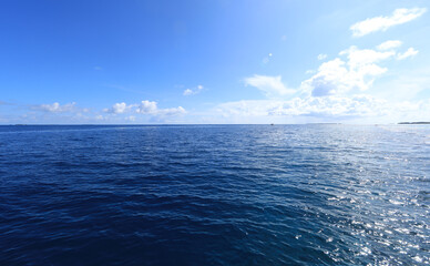 Obraz premium idyllic sunny blue seascape with blue sky and white clouds