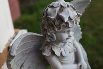 Obraz premium Angle stone statue close up face on front porch 