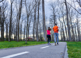 Obraz premium Young couple running in the park