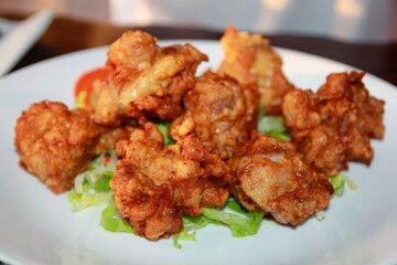 Fried chicken slices on a bed of lettuce leaves