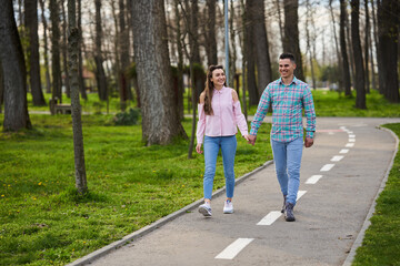 Obraz premium Young couple walking in the park