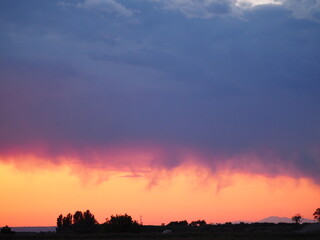 bonitas nubes de color rosa que deja el atardecer una tarde tormentosa de primavera