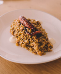Un delicioso plato gourmet de arroz con tentaculo de pulpo en un restaurante europeo marítimo de lujo
