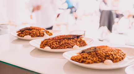 Un delicioso plato gourmet de arroz con cigala y gamba
