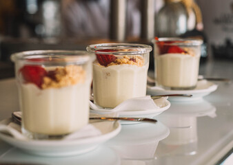 Version gourmet de un clasico cheesecake con fresas naturales, servido en porciones individuales
