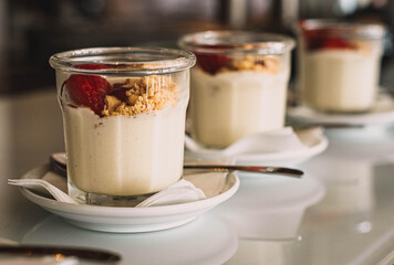 Version gourmet de un clasico cheesecake con fresas naturales, servido en porciones individuales
