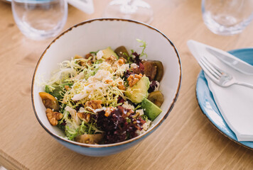 Ensalada gourmet de aguacate, nueces, tomate y brotes verdes. Servido en un restaurante de lujo 
