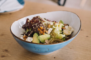 Ensalada gourmet de aguacate, nueces, tomate y brotes verdes. Servido en un restaurante de lujo 
