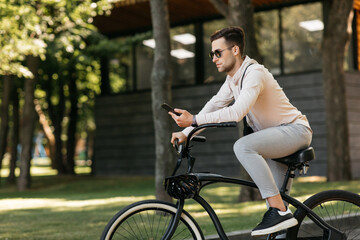 Obraz premium Tries to find his best road during stop with gps online map