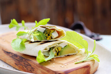 tortilha com abacate, ovo e queijo macio. 