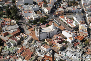 Fotografía aérea del centro urbano y la iglesia de La Candelaria en el pueblo de Ingenio en la...