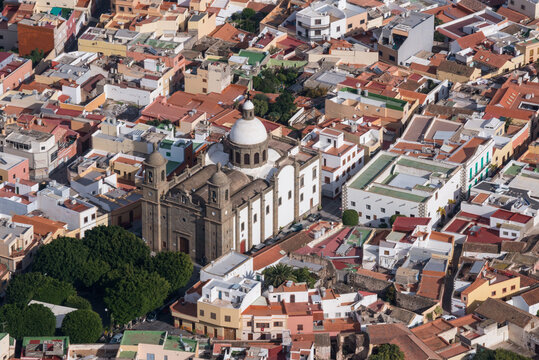 Fotografía aérea del centro urbano y la iglesia de San Sebastián en el pueblo de Agüimes en la isla de Gran Canaria